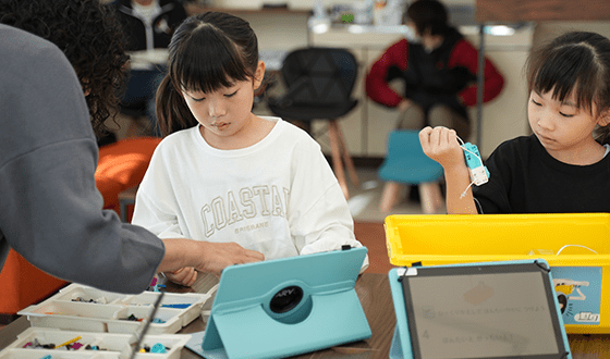 考える子供達のイメージ